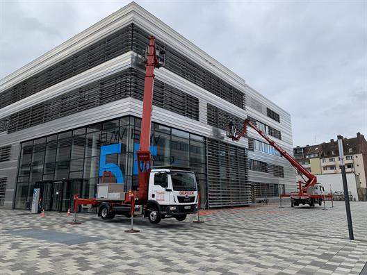 Window and facade cleaning at the Düsseldorf University of Applied Sciences